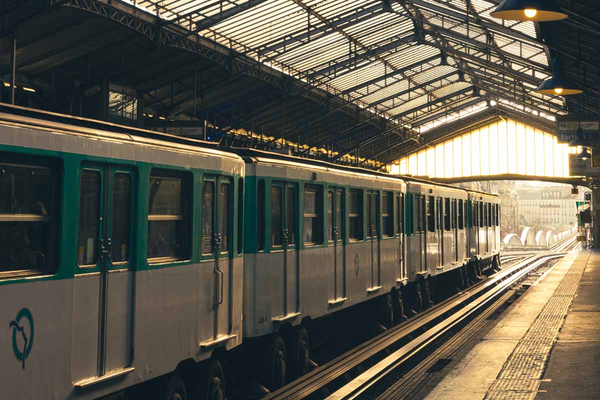 Métro parisien pour se déplacer facilement dans Paris.