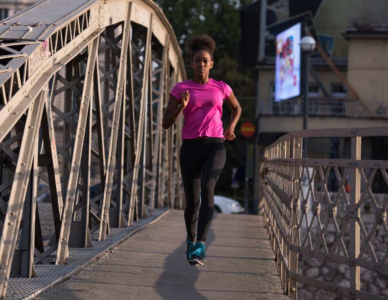 Jeune femme fait un footing dans la capitale.