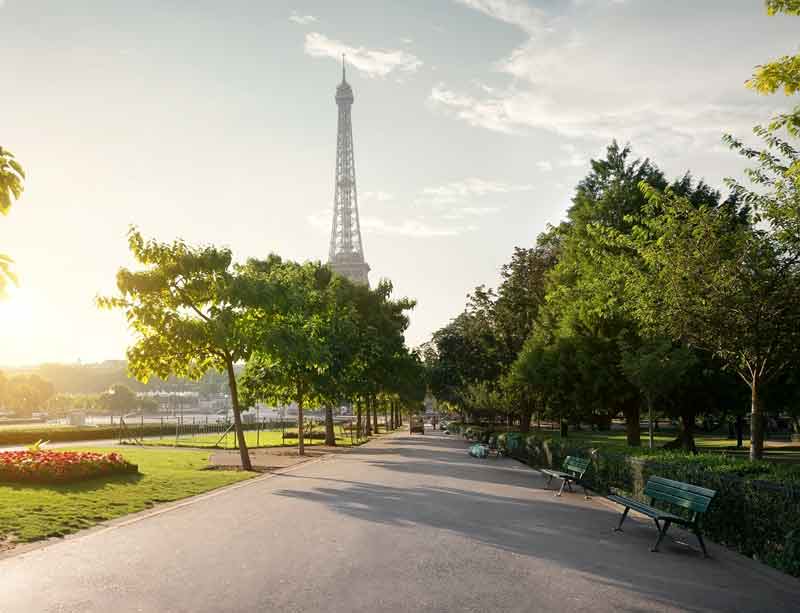 Jardin public à Paris avec une vue sur la tour Eiffel