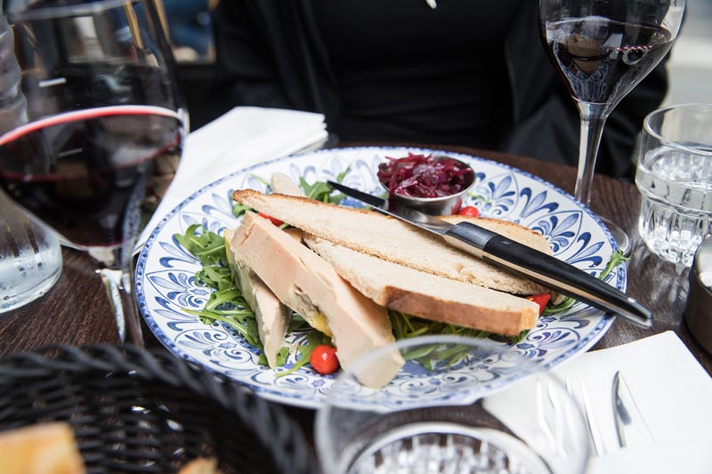 Assiette de foie gras dans un bistro parisien.