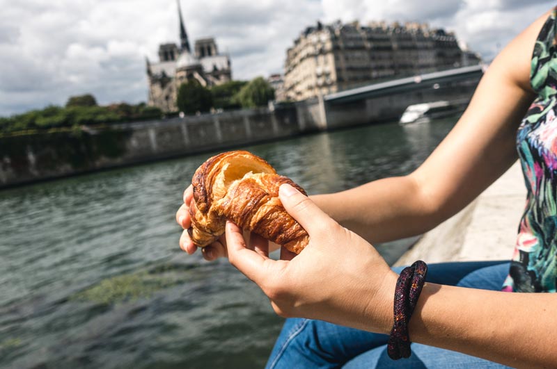 Manger un croissant sur les bords de Seine !