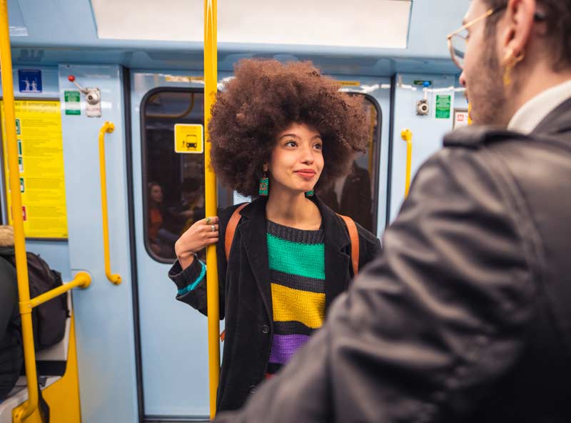 Jeune femme afro dans une rame d'un métro parisien.