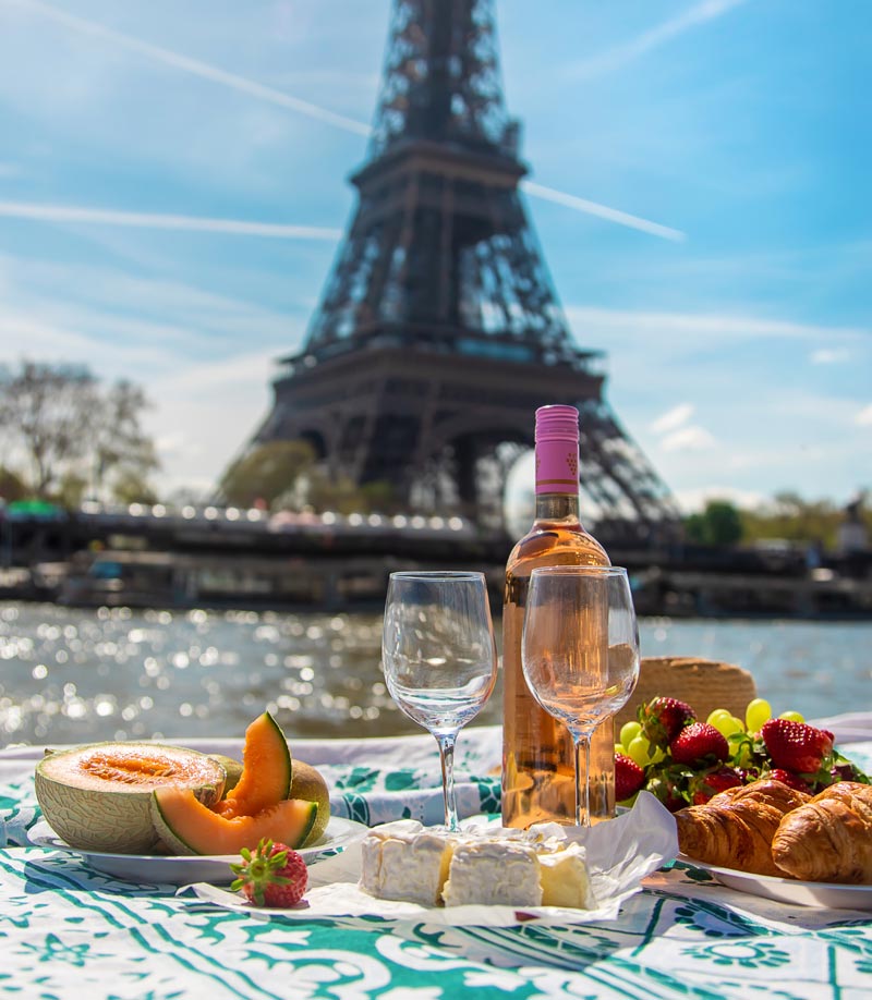 Table de restaurant face à la Tour Eiffel