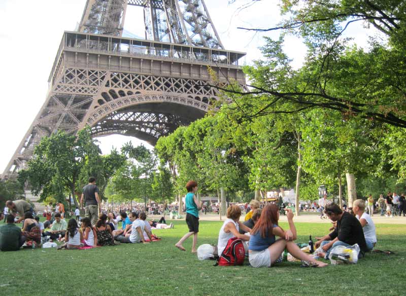 Jardin public au pied de la tour Eiffel