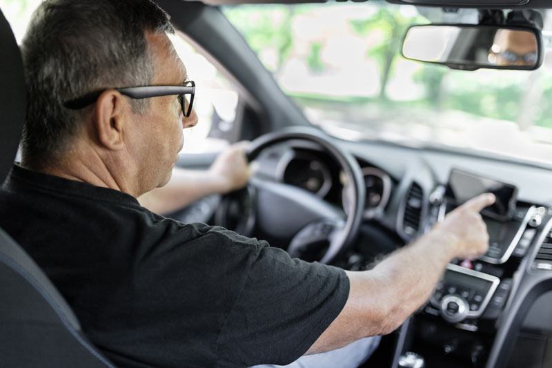 Homme utilise un gps pour circuler dans Paris.